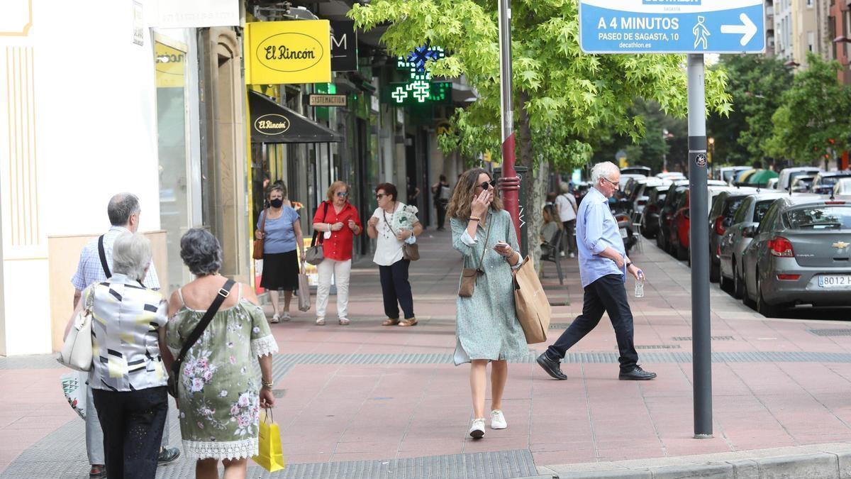 Un grupo de vecinos en una calle comercial de Zaragoza en una imagen de archivo.
