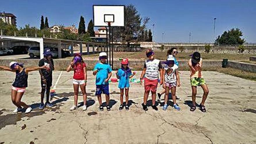 Los niños se divierten en una pista de baloncesto.