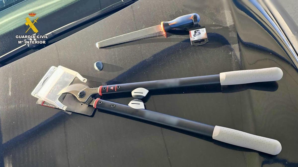 Herramientas incautadas por la Guardia Civil durante la investigación por robo de cableado telefónico.