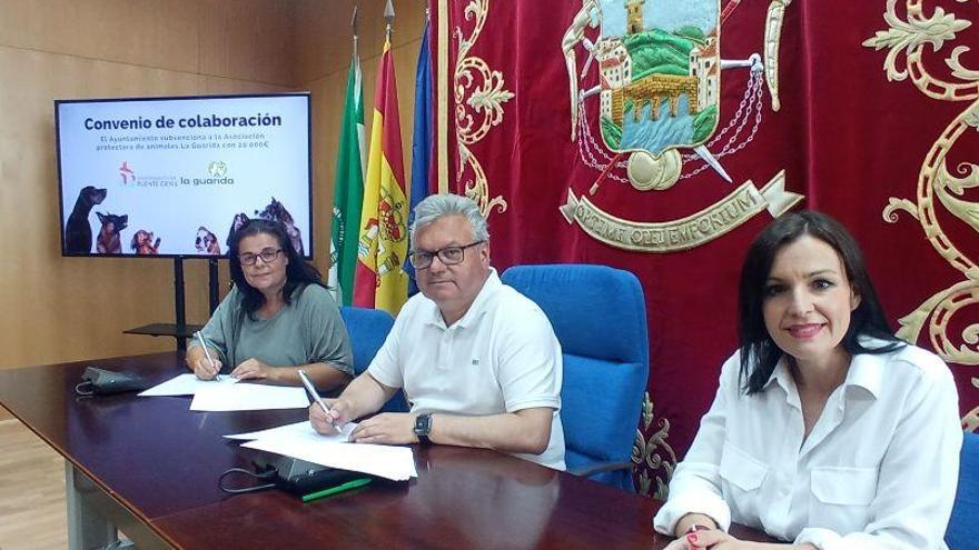 Acto de la firma del convenio entre el Ayuntamiento de Puente Genil y la Asociación La Guarida.