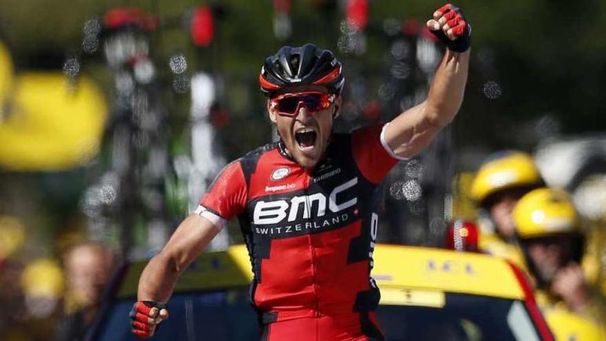 Greg Van Avermaet celebra su victoria en el Tour en la meta de Le Lioran.