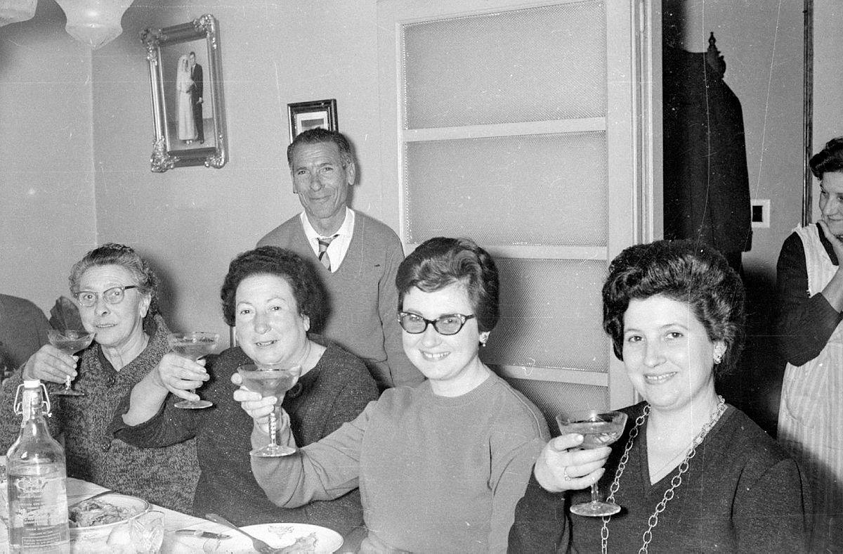 Mujeres brindando en Bescanó (Girona), en 1963.