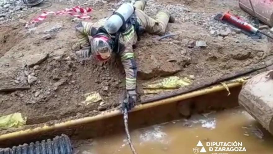 Los bomberos intervienen en una fuga de gas en la calle Rosario de Caspe