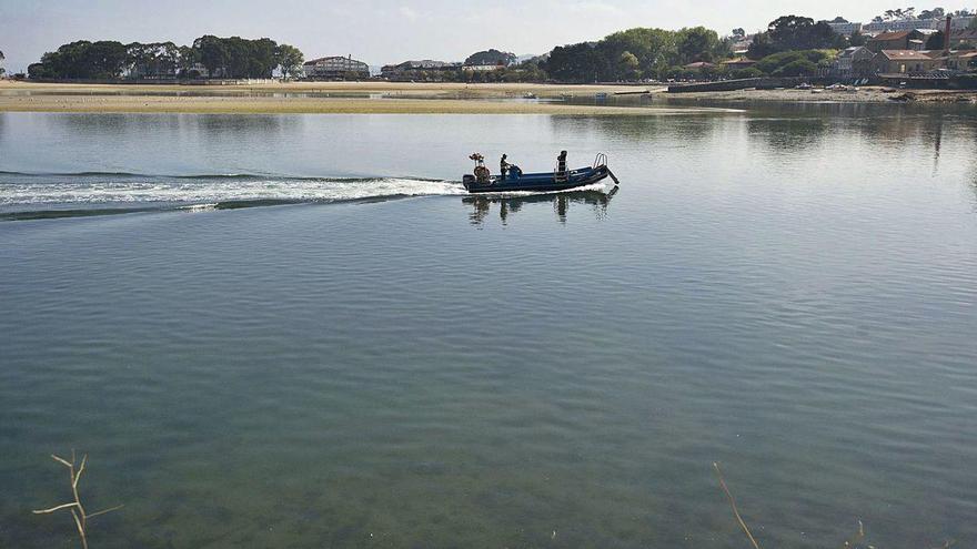 Una embarcación en la ría de O Burgo.