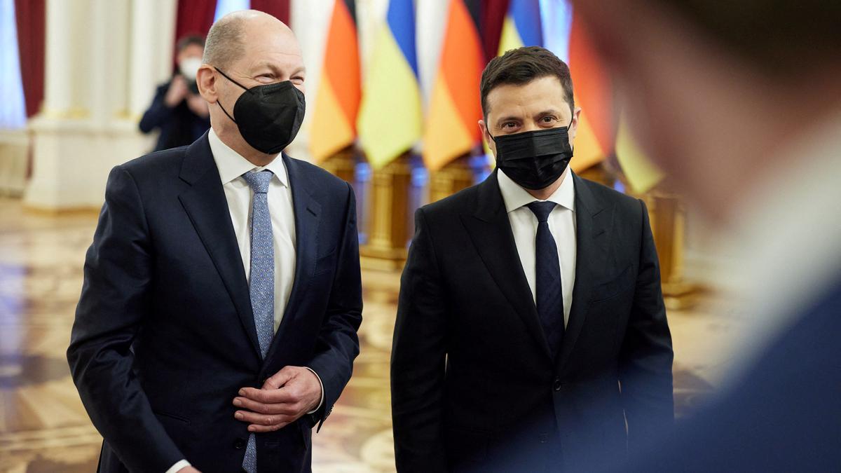 El presidente de ucrania, Volodimir Zelensky,(derecha) recibe en Kiev al canciller alemán, Scholz.