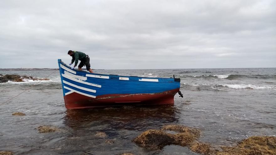 Interceptan una patera con 12 migrantes y 23 fardos de hachís en Lanzarote
