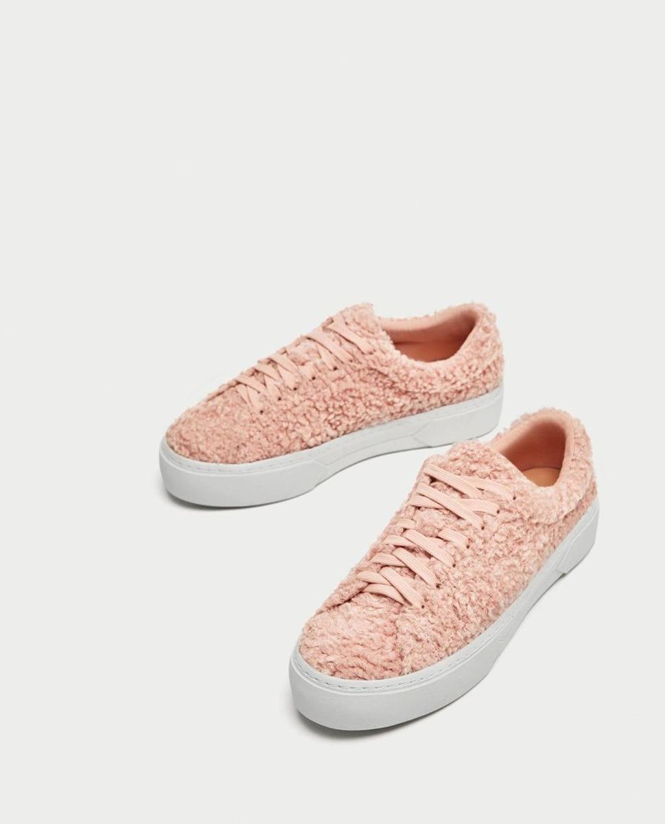 Zapatillas de borrego de Zara (Precio: 29,95 euros)