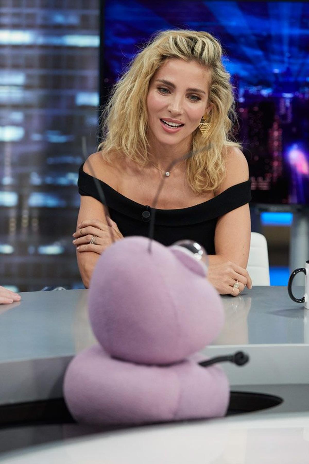 Elsa Pataky habla con una de las hormigas de 'El Hormiguero'