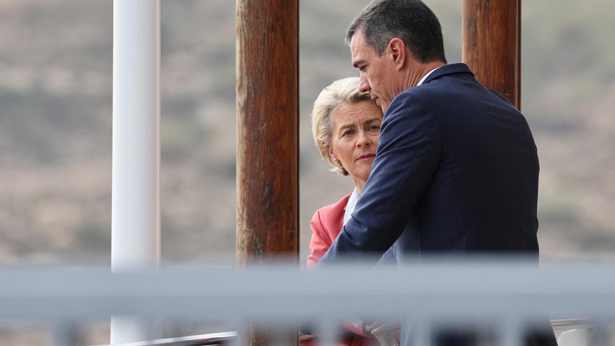 El presidente del Gobierno, Pedro Sánchez, con la presidenta de la Comisión Europea, Ursula Von der Leyen, en la cumbre europea de Alicante.