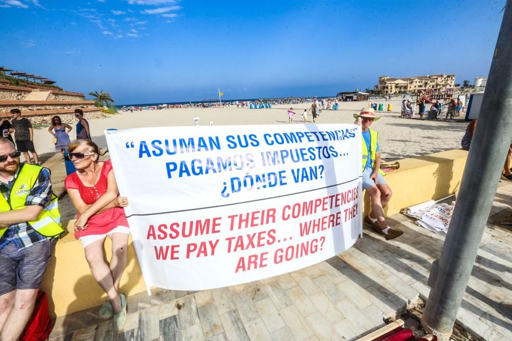 Manifestación en Orihuela Costa por su abandono