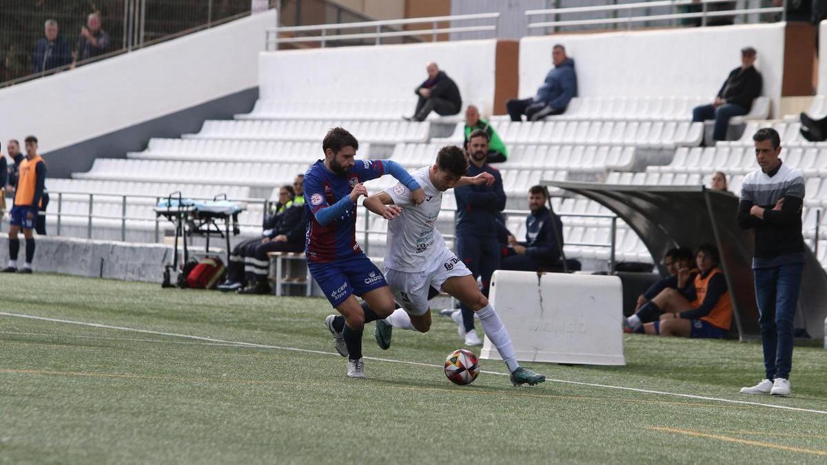 Un jugador de la Peña Deportiva trata de zafarse de un defensor en una imagen de archivo