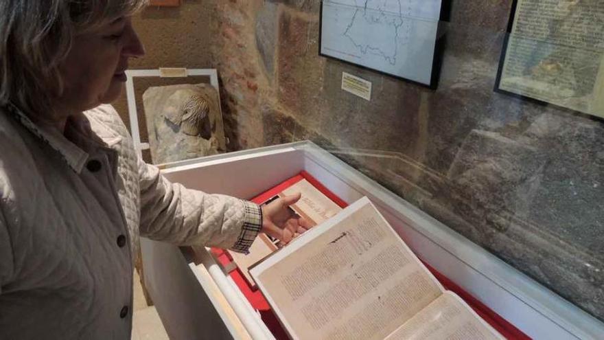 La guía de la iglesia de Santa Marta de Tera muestra el ejemplar de la Biblia del escriba Danila.