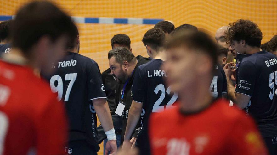 Nando González habla concentrado con sus jugadores en el medio de un tiempo muerto.  | |  IAGO LÓPEZ