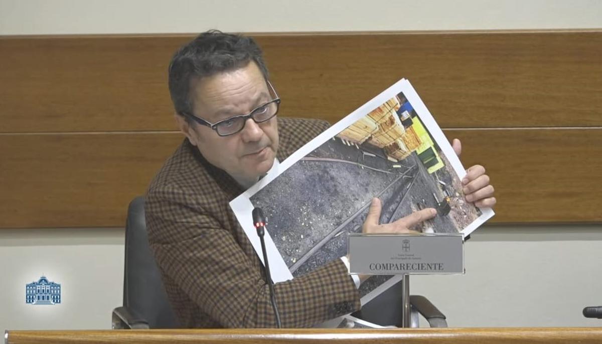 Gerardo Biain enseña fotografías publicadas en LA NUEVA ESPAÑA en la comisión.