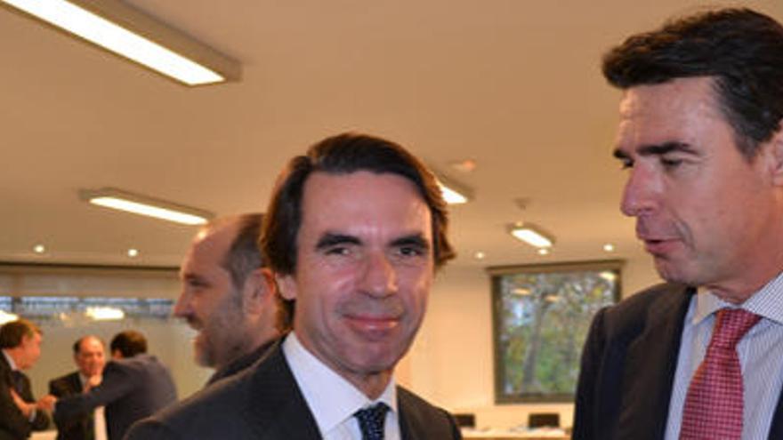 El expresidente del Gobierno José María Aznar junto a José Manuel Soria  en  el Comité Ejecutivo nacional del PP celebrado el lunes en Madrid. i LP/DLP