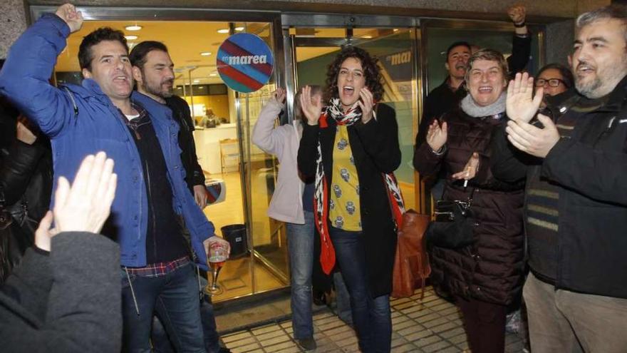 Alexandra Fernández celebra los primeros resultados que le otorgan un sillón en el Congreso de los diputados. // A. Irago