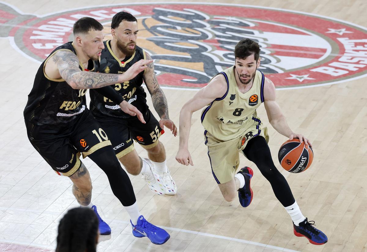 MONACO (Monaco), 24/04/2026.- Daniel Theis  y Mike James persiguen a Darío Brizuela.