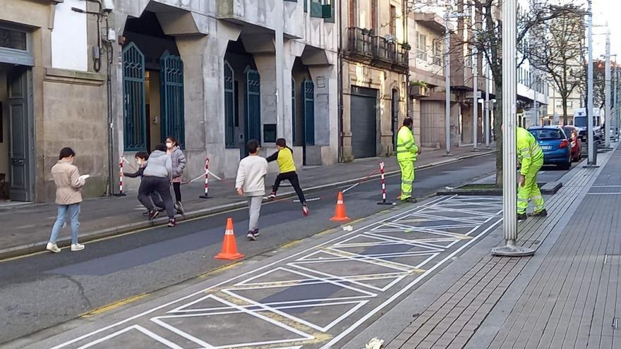 Pintan la calzada de la calle Alfonso XIII para reforzar la prohibición de estacionar