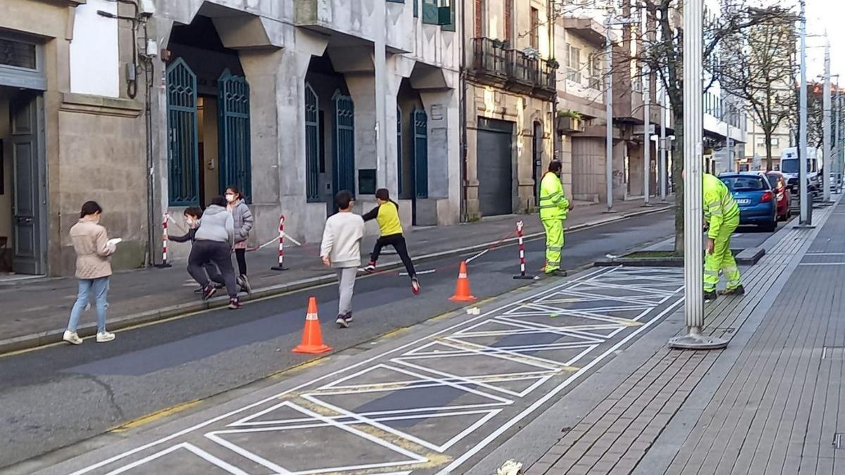 Las tareas de pintado del vial comenzaron ayer. |   // FDV