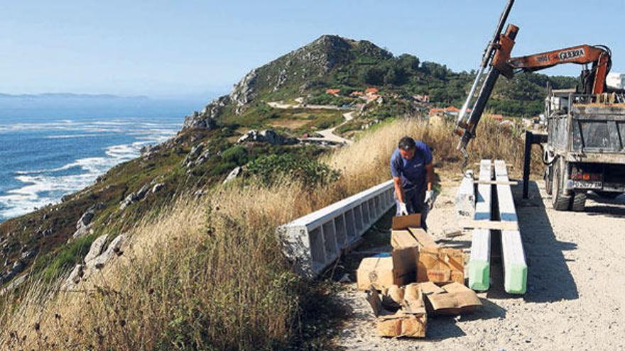 Obras del tendido eléctrico aéreo en Cabo Home, en Donón, durante el mes de agosto.  // Gonzalo Núñez