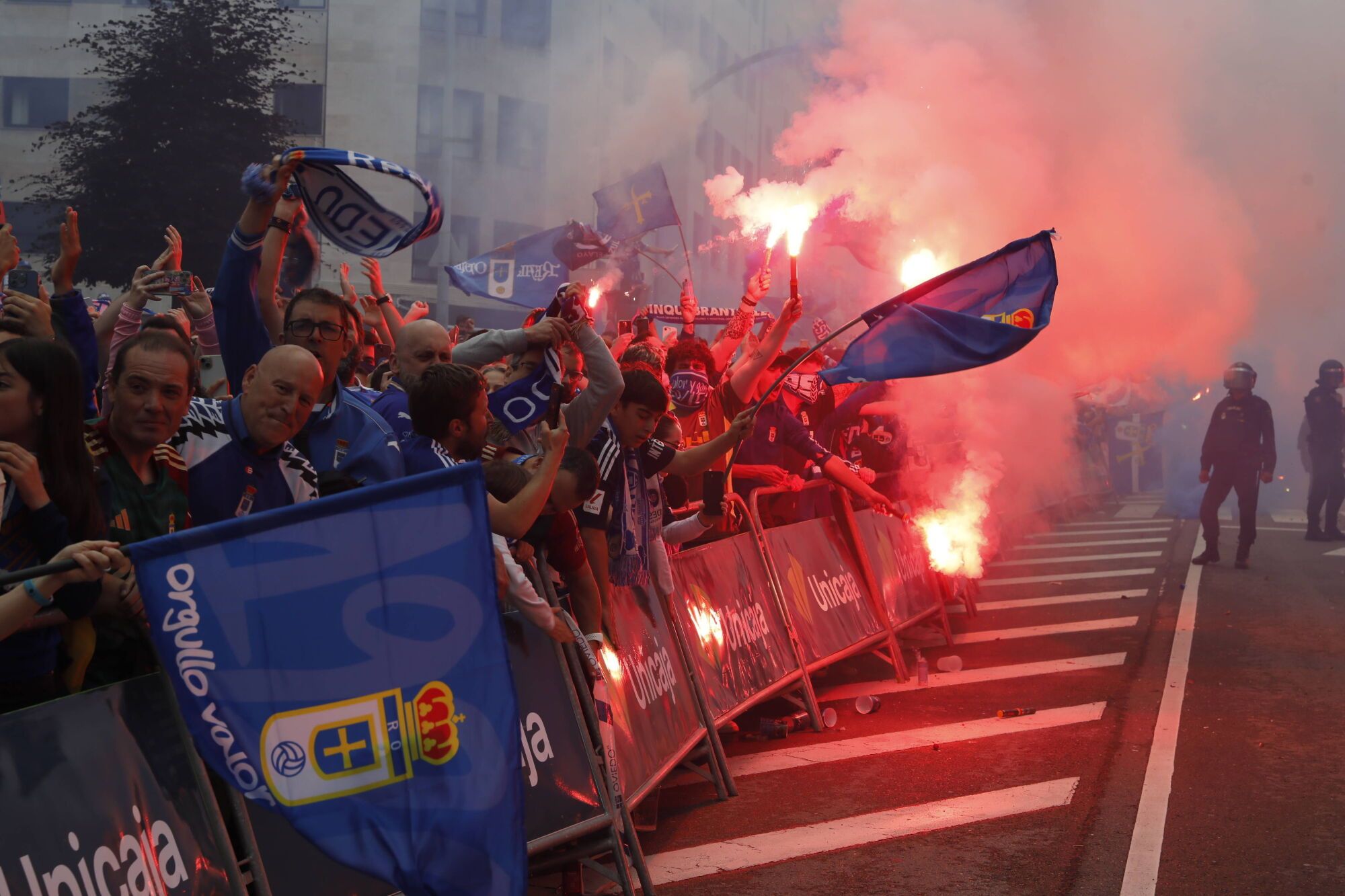 Así fue el recibimiento de la afición al Real Oviedo y toda la previa del último partido de la temporada