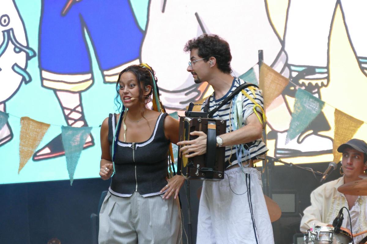 EN IMATGES | L'Acústica celebra la seva segona nit amb un ambient festiu i reivindicatiu