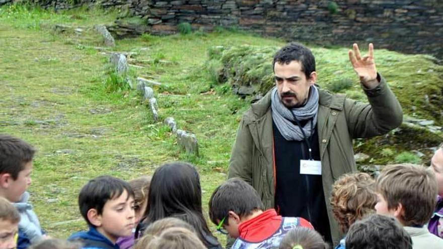 Una de las visitas escolares al castro coañés, un recurso educativo y turístico de primer orden.