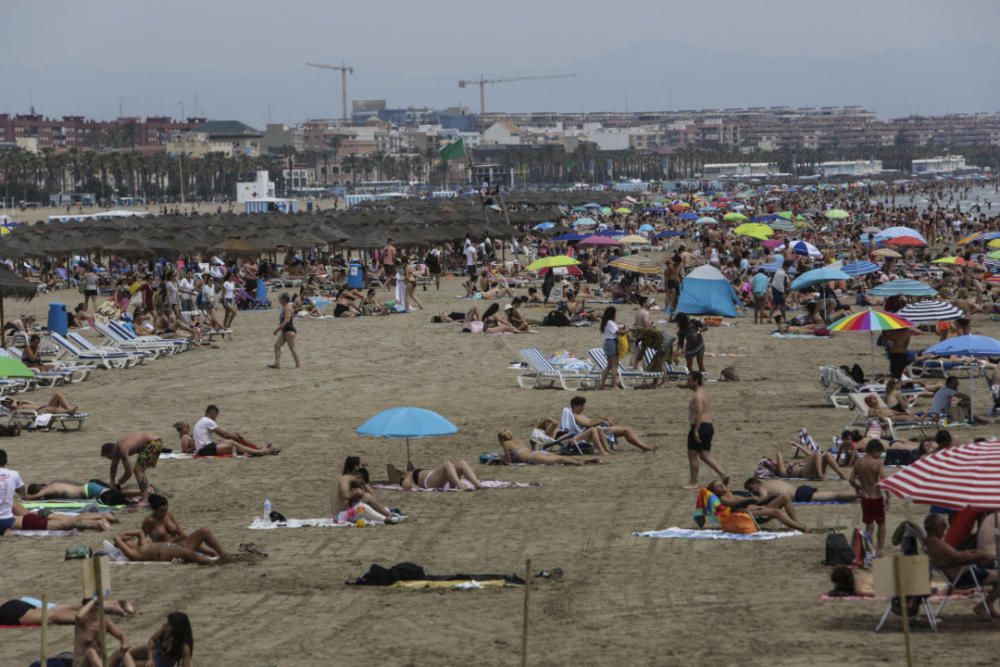 Las playas de València se llenan el primer fin de semana del verano