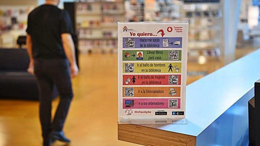 Un cartel con códigos QR para el programa de inclusión &#039;Mefacilyta&#039; en las bibliotecas municipales de A Coruña.