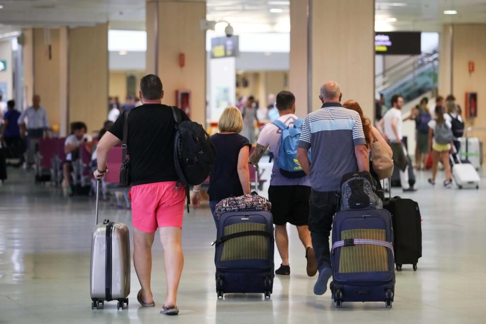 Los trabajadores del aeropuerto explican cómo notan el aumento de turistas que experimenta la isla estas semanas