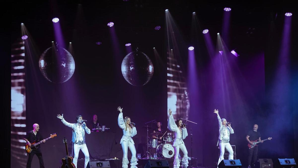 El grupo "ABBA, The Experience", durante un concierto.