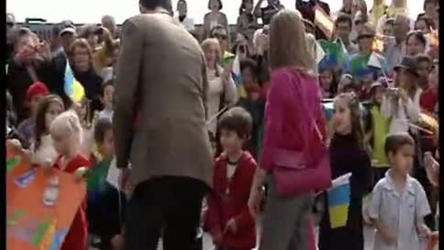 Los niños de El Hierro le cantan "Feliz cumpleaños" al Príncipe