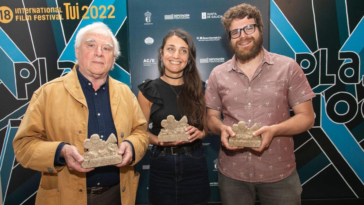Jean-Claude Rousseau, Carla Andrade y Raúl Domingues, recogiendo los premios, ayer, en el teatro municipal de Tui. |   // TAMARA DE LA FUENTE