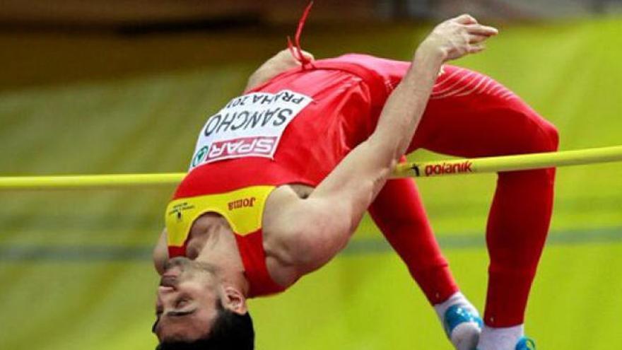 El valenciano Miguel Ángel Sancho en medio de un salto en una competición en Praga.