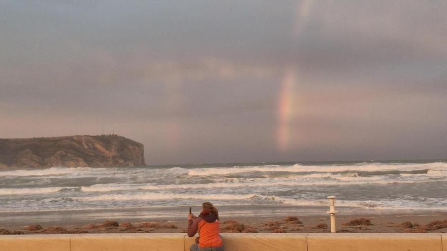 Borrasca Harry: y de remate, un precioso arcoíris en la playa de Xàbia