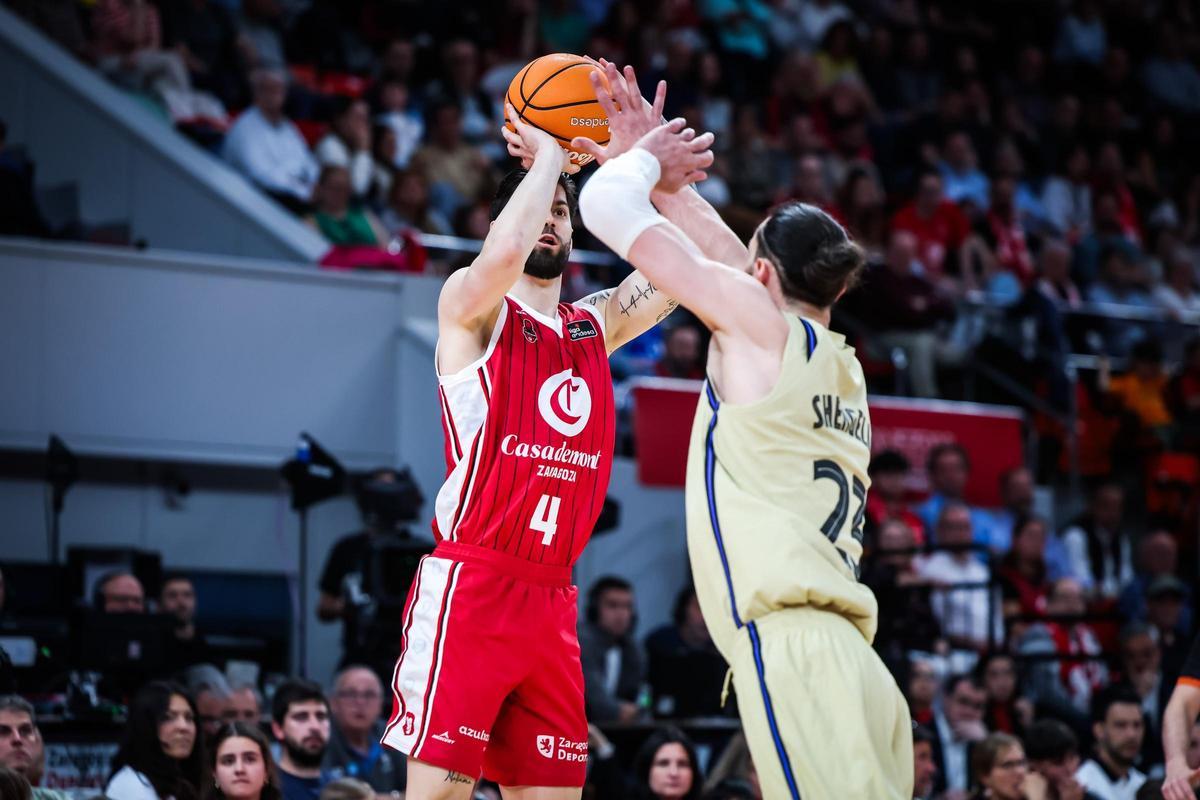 Shengelia, en una acción defensiva ante el mejor jugador del Casademont, Santi Yusta