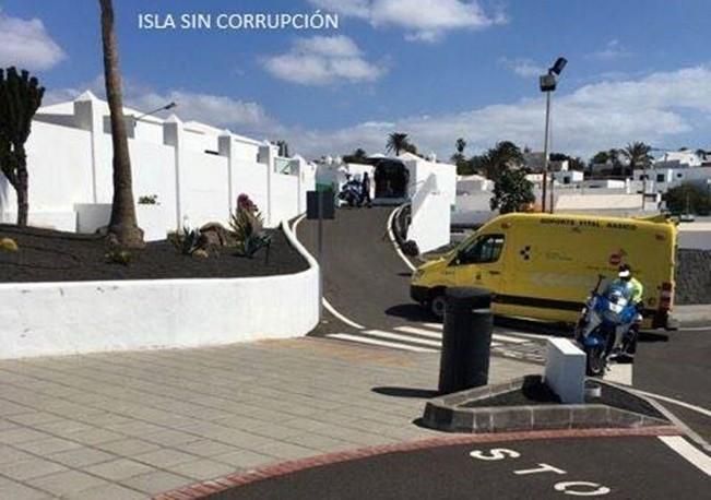 Un coche queda en posición vertical tras un accidente en Puerto del Carmen (Lanzarote)