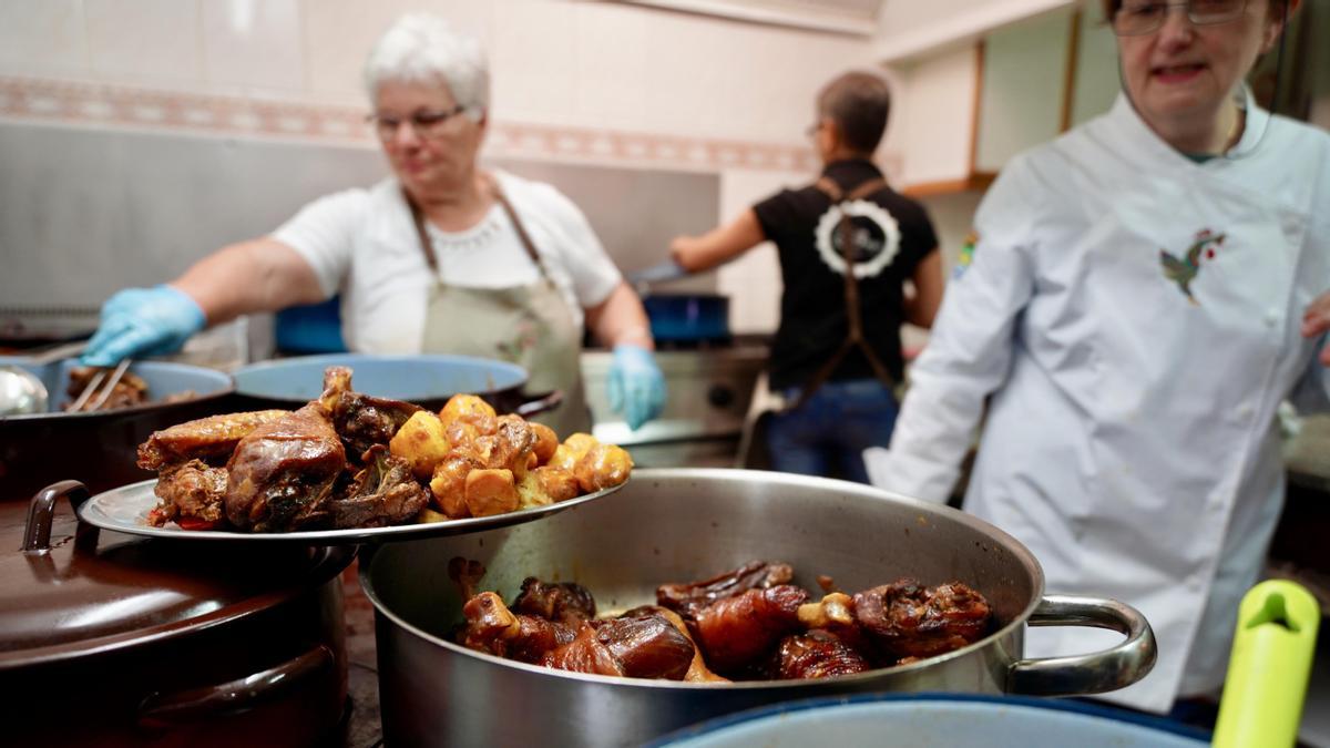 Elaboración de gallo de corral en un restaurante cruceño en la fiesta de 2019.