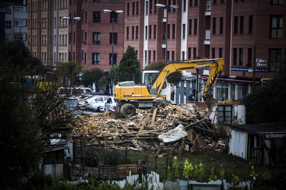 El derribo del edificio abandonado.