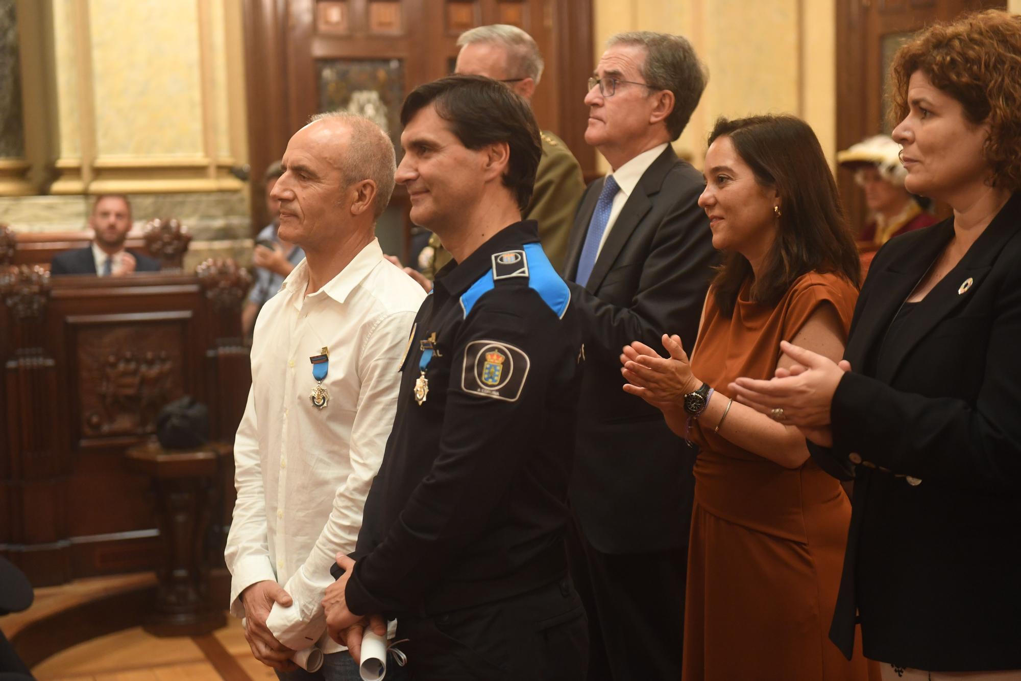 Homenaje a los policías locales de A Coruña que llevan 20 años en el cuerpo