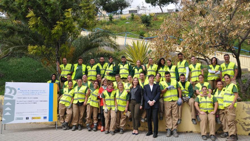 Unos cien jóvenes limpian los jardines de la Vega de San José