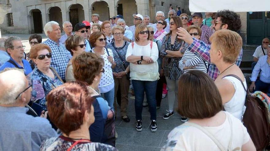 Turistas en la Praza da Leña de Pontevedra. // Rafa Vázquez