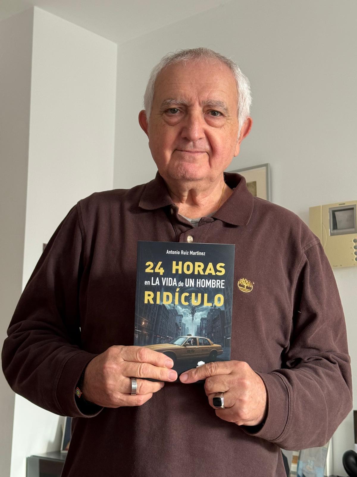 Toni Ruiz con su novela.