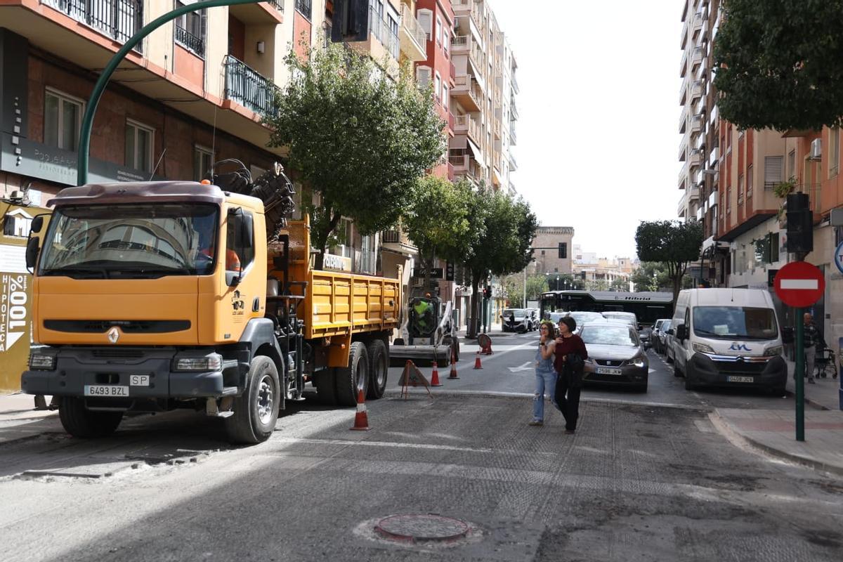 El Ayuntamiento ha aprovechado las vacaciones de Semana Santa y Pascua en los colegios de Elche para realizar tareas de asfaltado