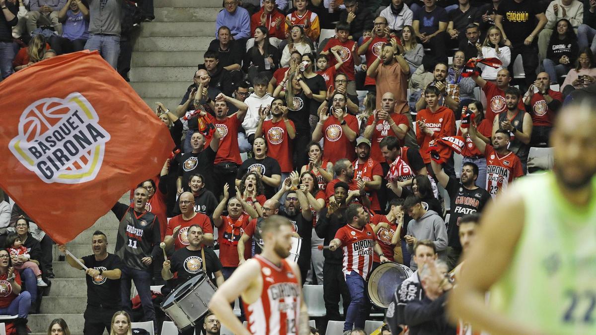 L'afició celebrant el triomf contra el Barça el gener passat