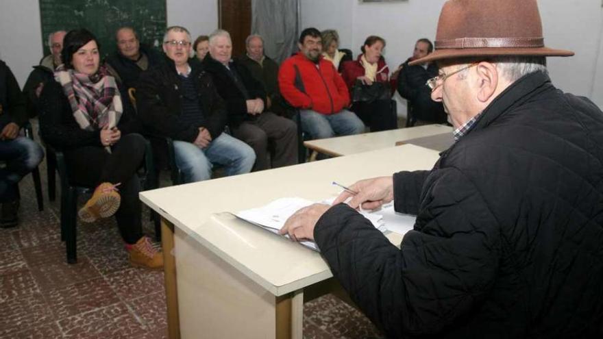 Asamblea de la asociación cultural Virxe da Guadalupe, el domingo, en Codeseda. // Bernabé/Víctor Espiño