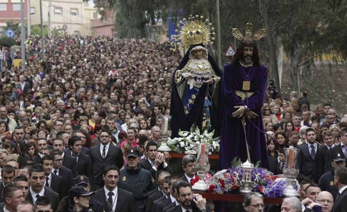 Centenars de persones en processó pels carrers de Ceuta, acompanyant la imatge del Crist de Medinaceli.