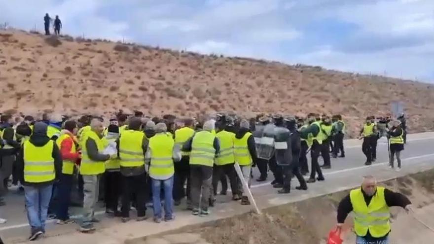 Momentos de tensión entre los agricultores y la Policía en La Almunia