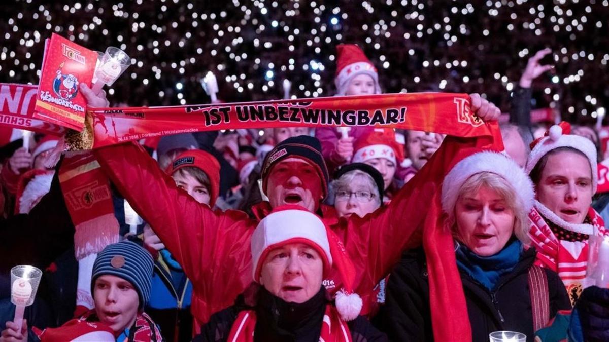 Fans del Union Berlin en el evento navideño.