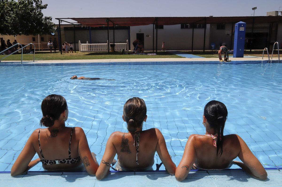 Bañistas en la piscina de la calle Marbella